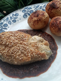 Una foto de Rollo de chile relleno hojaldrado