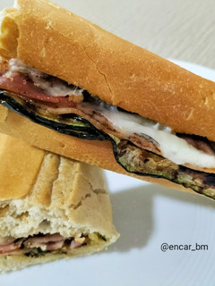 Una foto de Bocadillo número 3 (calabacín, bacon y queso)