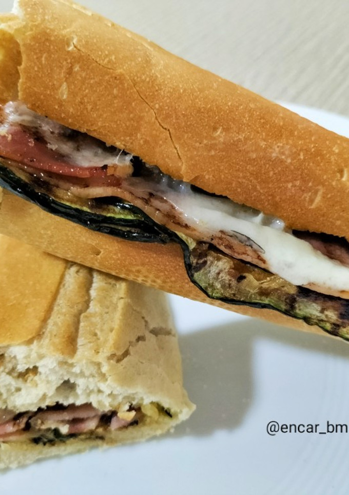 Una foto de Bocadillo número 3 (calabacín, bacon y queso)
