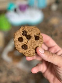 Una foto de Cookies de chocolate en freidora de aire (sin huevo)