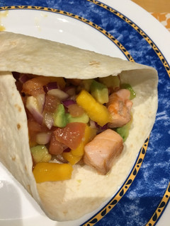Una foto de Fajitas de salmón y mango