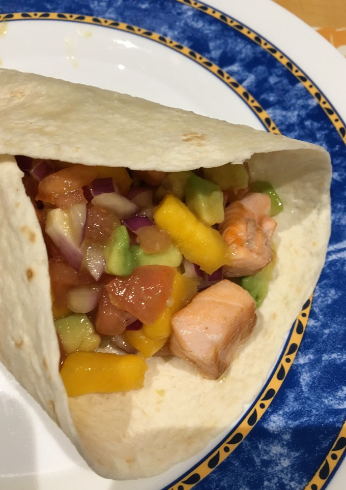 Una foto de Fajitas de salmón y mango