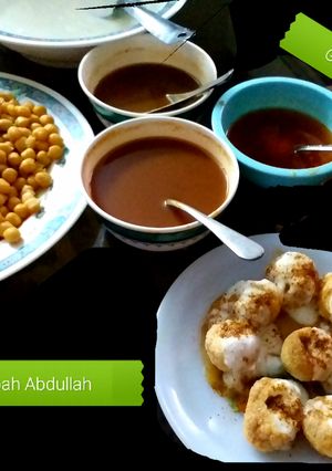 A picture of Gollgappay, meethi puri.