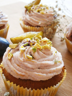 Szilvás, pisztáciás muffin, szilvás mascarpone krémmel recept fotója