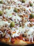 Prepizza con atún y aceitunas verdes