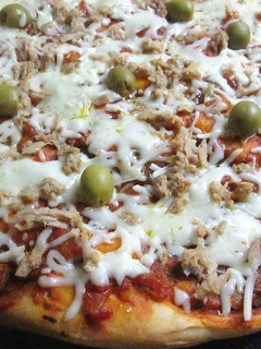 Una foto de Prepizza con atún y aceitunas verdes