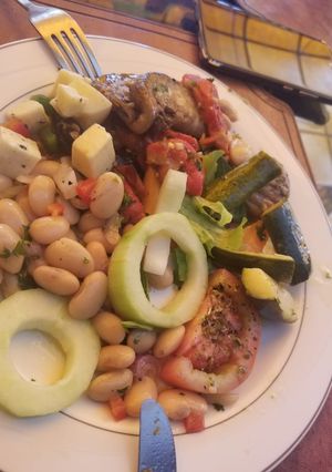 A picture of Veggie mix, served on Lettuce bed.