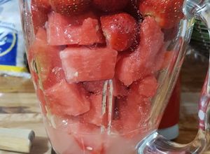 Una foto de Agua de sandía, con fresa y limón