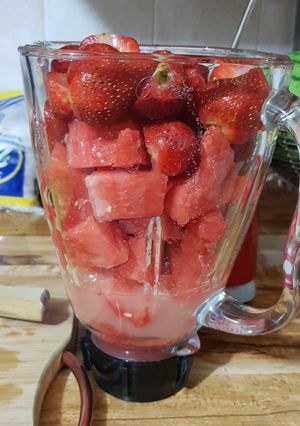 Una foto de Agua de sandía, con fresa y limón