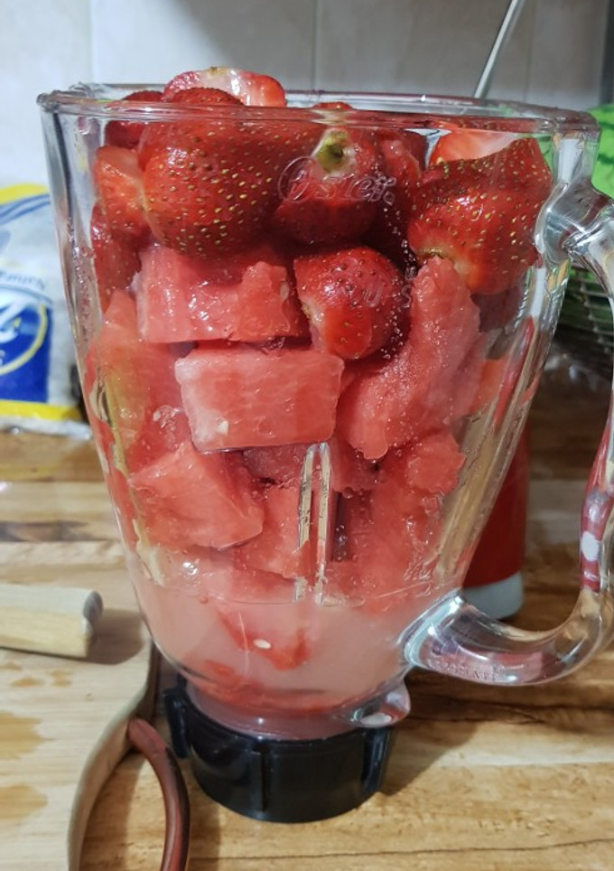 Una foto de Agua de sandía, con fresa y limón
