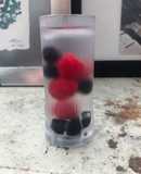 Mezcal con frutas del bosque y cardamomo