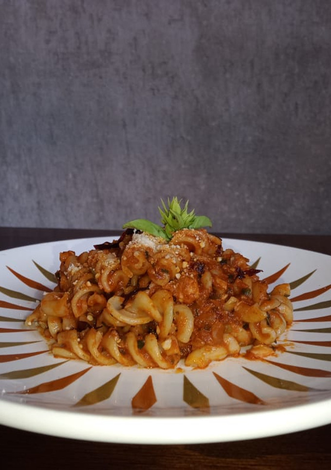 Una foto de Pasta puttanesca picosa
