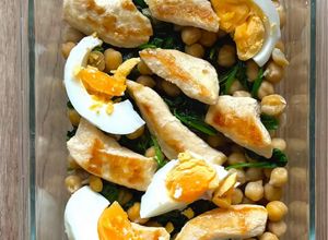 Foto principal de Ensalada de garbanzos con pollo, huevo duro y espinacas