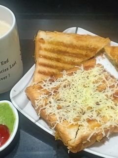 વેજ ચીઝ ગ્રીલ સેન્ડવીચ(Veg Cheese Grill Sandwich Recipe in Gujarati) રેસીપી મુખ્ય ફોટો