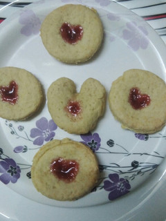 வெண்ணிலா ஜாம் குக்கீஸ்(Vannila jam cookies recipe in tamil) செய்முறை முக்கிய புகைப்படம்