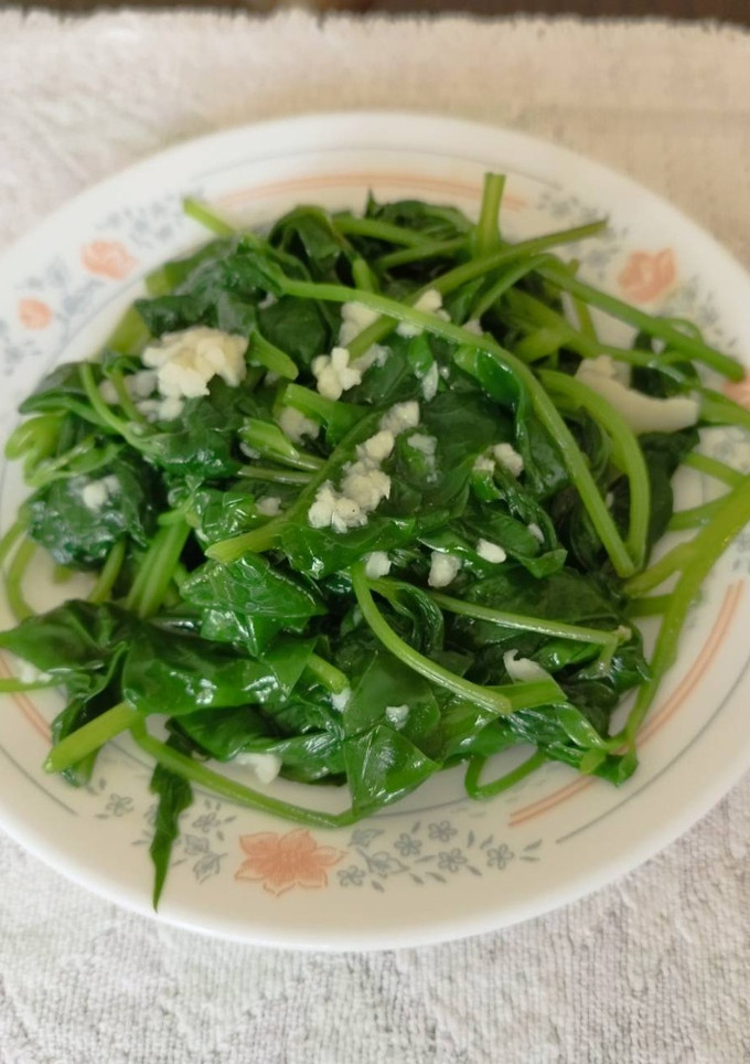 蒜末拌燙地瓜葉和落葵(又稱皇宮菜、潺菜、木耳菜) 的食譜成品照片