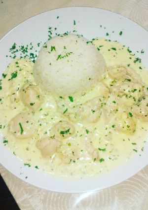 Una foto de Arroz con fajitas de pollo en salsa de crema de queso y perejil