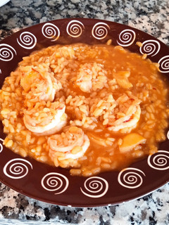 Una foto de Arroz meloso con gambones al ajillo