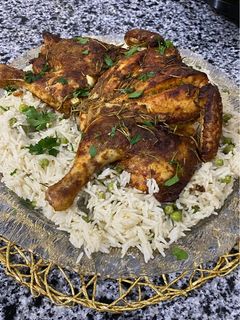 صورة لوصفة دجاجة مشوية في الفرن بتتبيلة روعة مع رز