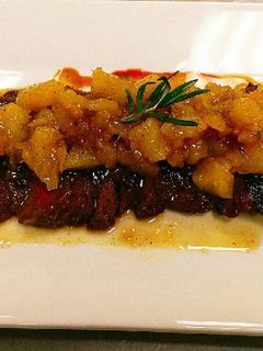 Una foto de Churrasco a la parrilla con chutney de piña!
