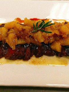 Una foto de Churrasco a la parrilla con chutney de piña!