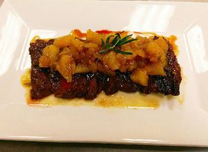 Una foto de Churrasco a la parrilla con chutney de piña!
