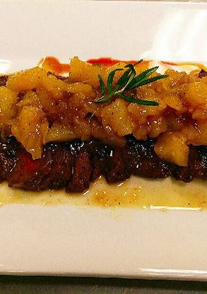 Una foto de Churrasco a la parrilla con chutney de piña!