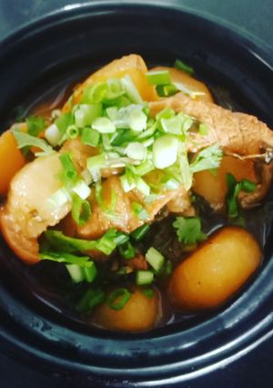 Hình của món Thịt kho củ năng & rau răm.