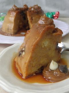 Una foto de Budín de pan con dulce de leche y chips de chocolate