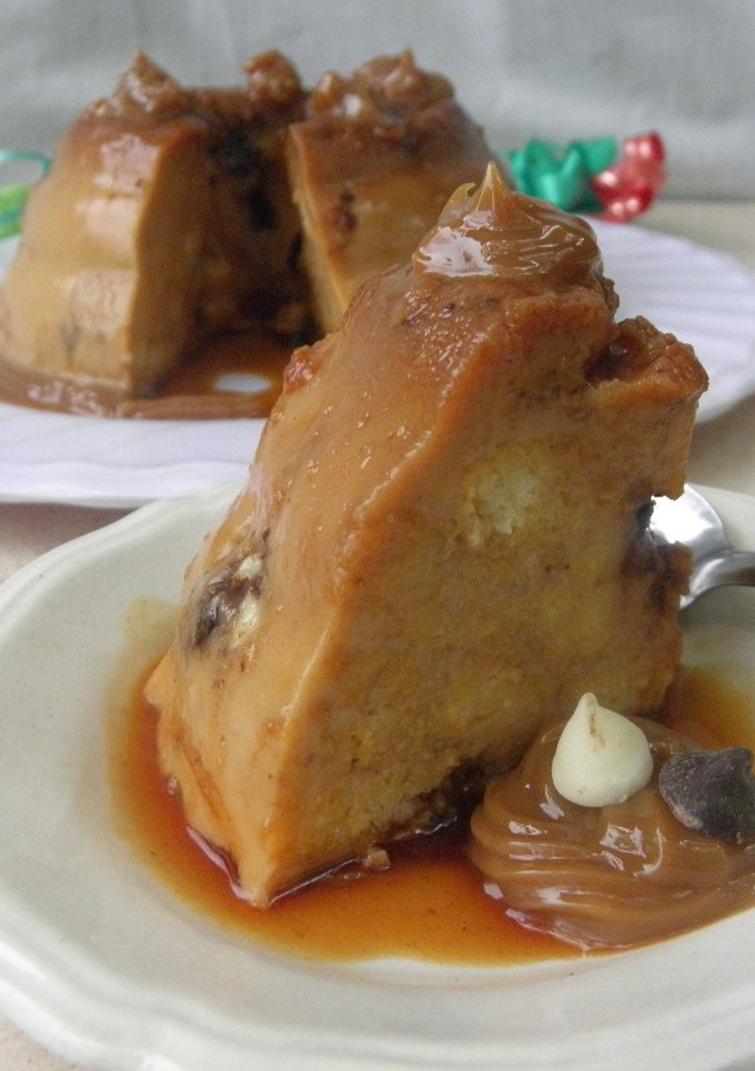 Una foto de Budín de pan con dulce de leche y chips de chocolate
