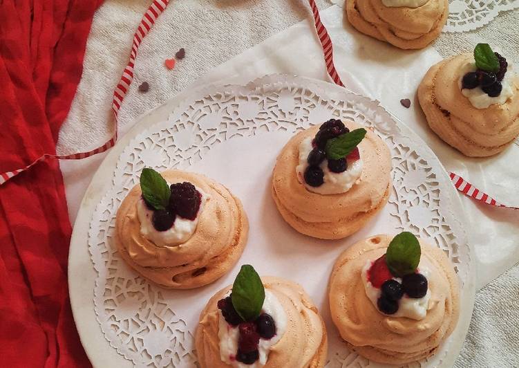 Simple Way to Prepare Favorite Pavlova with Hung Curd and Mixed Berry