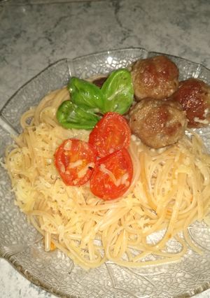 Una foto de Pasta estilo mediterránea con albóndiguitas