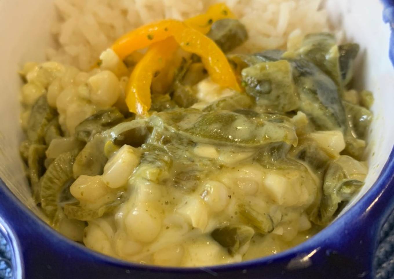 Rajas poblanas con crema y panela