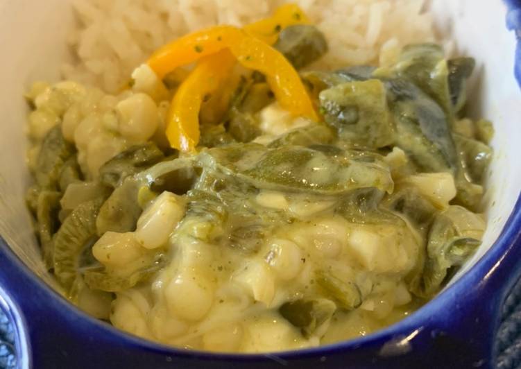 Rajas poblanas con crema y panela