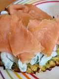 Kartoffel-Zucchini-Puffer mit Lachs und Gurke