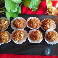 A picture of Oats jaggery ladoo.