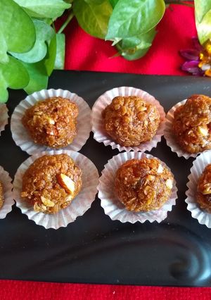 A picture of Oats jaggery ladoo.
