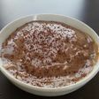 Pudín de maizena sabor chocolate con galleta
