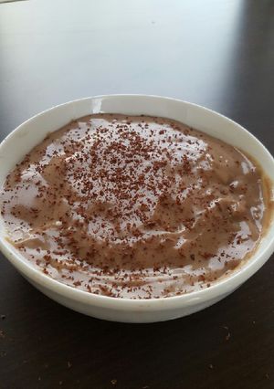 Una foto de Pudín de maizena sabor chocolate con galleta