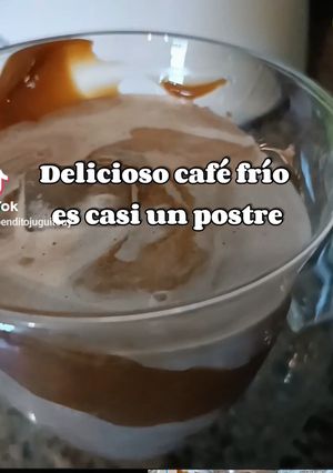 Una foto de Café frío con pasta de maní y dulce de leche