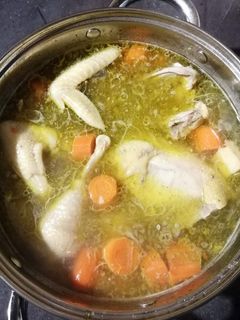 Egyszerű és ízletes tyúkhúsleves recept fotója