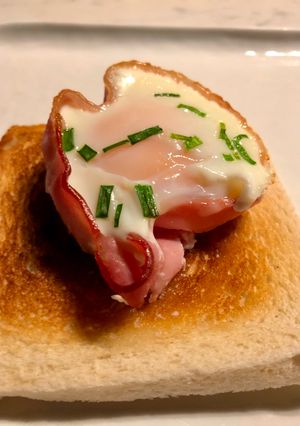 Une photo de Oeuf dans un nid de bacon