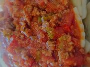 Una foto de ravioles con salsa bolognesa