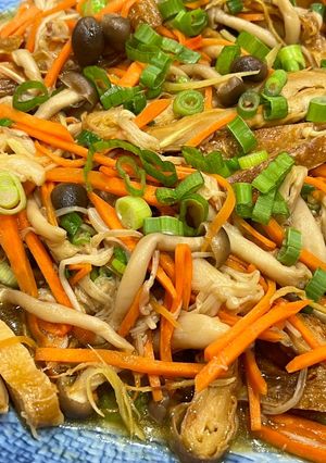 A picture of Stir-Fried Tofu Skin with Oyster Sauce and Two Mushrooms.