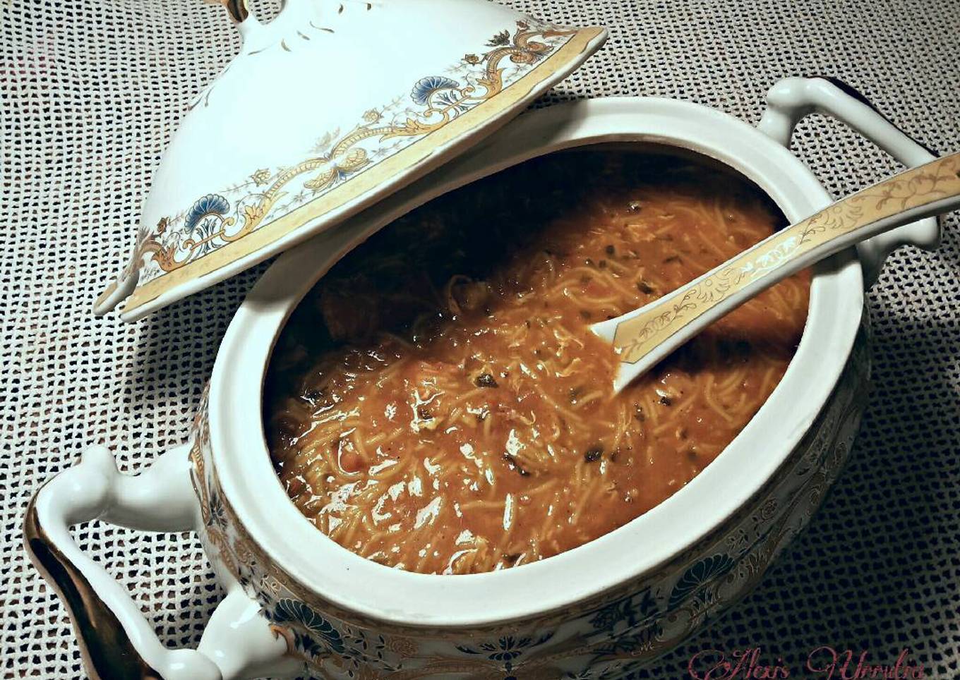 Sopa de lentejas y cordero, con hierbas aromáticas