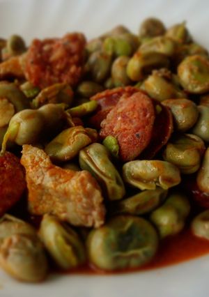 Una foto de Habas con chorizo y panceta