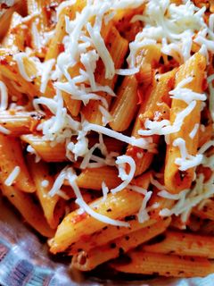रेड सॉस चीज पास्ता (red sauce cheez pasta recipe in marathi) रेसिपी चे मुख्य फोटो