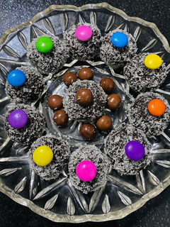 કોકોનટ ચોકો બોલ (Coconut Choco Balls Recipe In Gujarati) રેસીપી મુખ્ય ફોટો