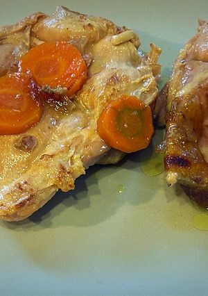 Una foto de Pollo con cerveza y zanahorias