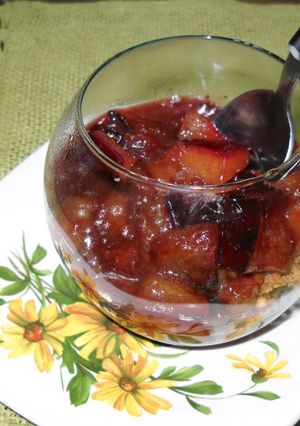 Una foto de Postre tibio con ciruelas flambeadas